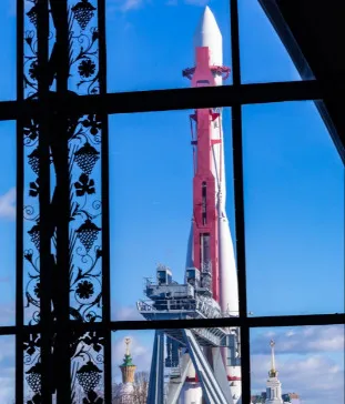 Павильон «Космос» и ракета-носитель «Восток»