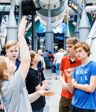 Люди и космос