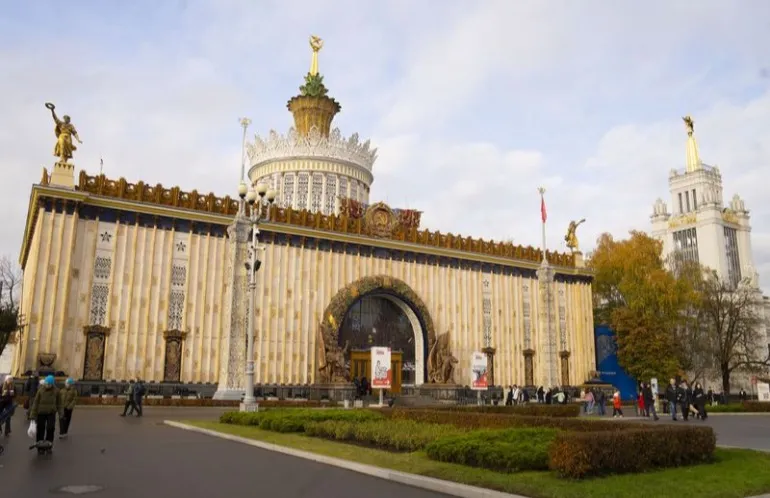 Тематическая экскурсия ко Дню словарей и энциклопедий «Незаменимые помощники»