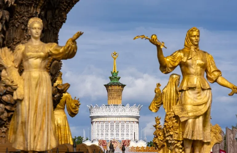 Тематическая экскурсия «Женские образы ВДНХ»