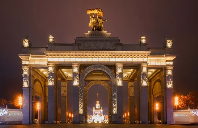 Экскурсия Огни ВДНХ: Волшебство вечерней Выставки и световое шоу «Макет Москвы»